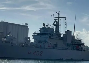 Anija me 40 emigrantë niset nga Brindisi drejt kampit në Gjadër