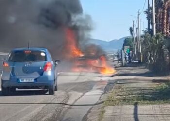 Makina përfshihet nga flakët në aksin Laç–Mamurras, çfarë dyshohet