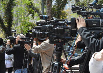 Liria e shtypit në Shqipëri përmirësohet, por konflikti i interesit mbetet problem