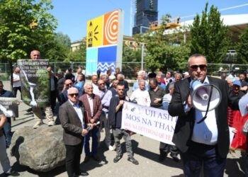 Banorët e Kaçinarit në protestë para zyrës së Ballukut, zbardhet peticioni