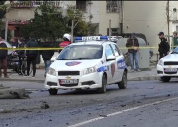 Lëndë plasëse në një automjet në Tiranë