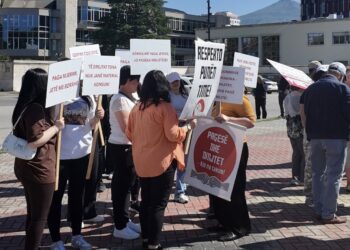 “Paga shqiptare, çmime evropiane”, punëtorët protestojnë për dinjitet në punë