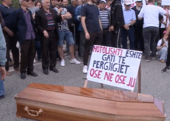 “Ose ne, ose ju!”/ Protestë me arkivol në Hotolisht kundër projektit të rrugës