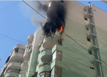 Përfshihet nga flakët apartamenti te Komuna e Parisit