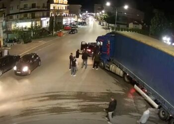Incident në Bilisht, deputeti i PD godet më grusht shoferin e kamionit