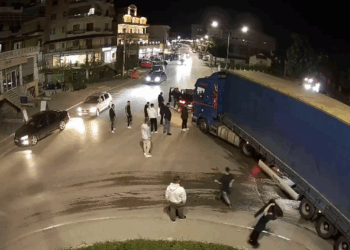 Goditi me grushta shoferin e kamionit, arrestohet vëllai i deputetit demokrat