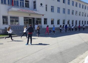 Vuri bast me shokët, 16-vjeçari hidhet nga dritarja e gjimnazit famëkeq