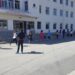 Vuri bast me shokët, 16-vjeçari hidhet nga dritarja e gjimnazit famëkeq
