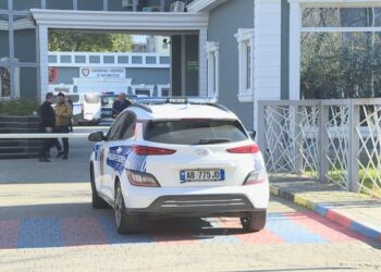 Shkozë, grua ndërpret fushatën nga ballkoni, denoncohet nga kandidati për deputet