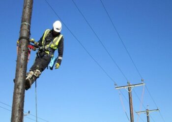 Po punonte për të lidhur energjinë në një qendër votimi, humb jetën elektricisti