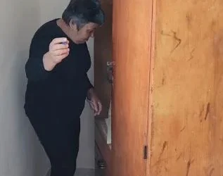 Dollapi i rrobave bëhet dhomë votimi, çudia e zgjedhjeve në Lushnje