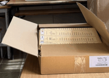 Humbin 500 fletët e votimit në Qendrën e Votimit në Fier