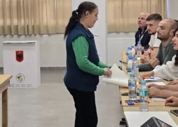 Përfundon orari zyrtar i votimit në Shqipëri