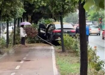 Aksident në bulevardin “Zogu i Parë”, automjeti godet pemën