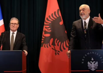 Rama refuzon qendrat e emigrantëve për Britaninë, Starmer përballet me kritika