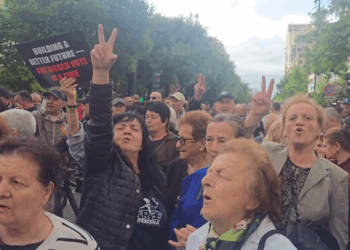 Demokratët protestë në Tiranë për manipulimin e votës