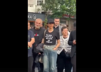 Alma Kaçi merr pjesë në protestën e Partisë Demokratike