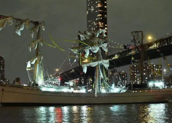 Anija e Marinës Meksikane përplaset me Urën Bruklin, 2 viktima