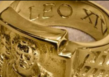 Pamje nga unaza e Papa Leonit XIV, simboli i lidhjes me Kishën