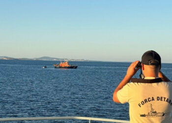 Pjesë e misionit të NATO-s/ Anija shqiptare u vjen në ndihmë 13 emigrantëve në Egje