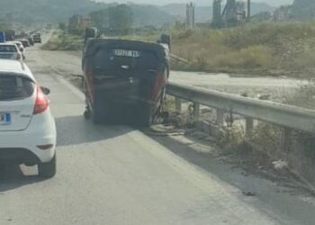 Aksident në autostradën Durrës-Tiranë, makina përplaset me trafik-ndarësen