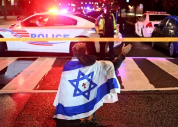 Izraeli ul flamujt në shenjë zie pas vrasjes së dy diplomatëve