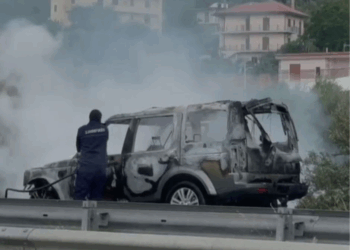 Merr flakë në lëvizje një makinë në aksin Fier- Lushnjë