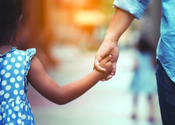 Tirana bëhet e vështirë për familjet e reja, lindjet ranë me 18% në janar-mars