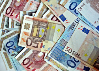 Euro rrëzohet nën 98 lekë, niveli më i ulët që nga 2008-a