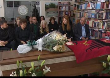 Një minutë heshtje dhe trëndafila të bardhë, përcillet në banesën e fundit Artan Lame