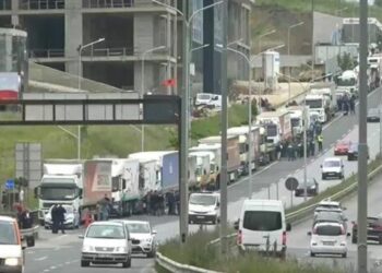 Bizneset në Kosovë bllokojnë hyrjet e Prishtinës me kamionë në shenjë proteste