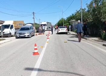 Aksident në Divjakë, 18-vjeçari përplas për vdekje të moshuarin