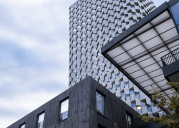 ‘Ka bombë në parkingun e hotelit…”, telefonata që alarmon policinë e Tiranës