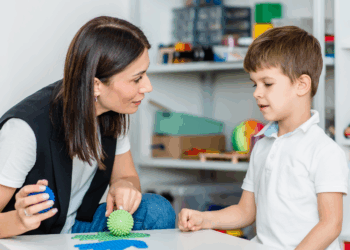 Autizmi sfidë familjare, por barrë vetëm për nënat