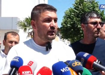 Djali vazhdon të ketë dhimbje stomaku/ Prindërit protestojnë pas helmimit të fëmijëve në kopshtin e Gramshit: Shteti inekzistent!
