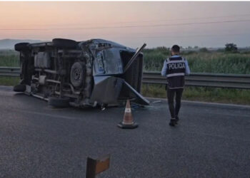 Aksident në Fier-Lushnje, Benz-i përplas furgonin me pasagjerë