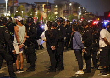 Vijon shtetrrethimi në Los Angeles, dhjetëra të arrestuar
