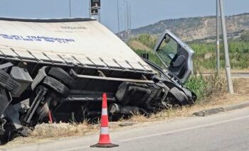 Fier/ Kamioni del nga rruga dhe përfundon i përmbysur në kanal