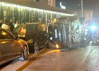 Aksident i rëndë në Sarandë, makina kthehet përmbys në anë të rrugës