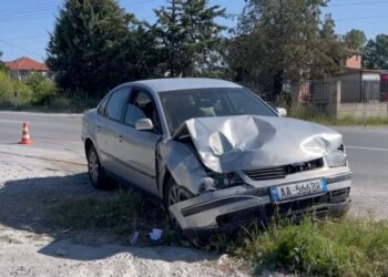 Aksident në Korçë, përplasen dy automjete, një i plagosur