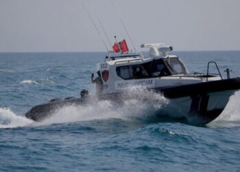 Kishin mbetur të bllokuar në det, policia iu vjen në ndihmë 8 turistëve në Vlorë