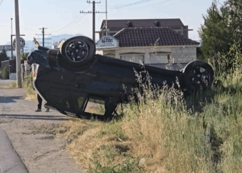 BMW del nga rruga dhe përmbyset, tre të lënduar në Korçë