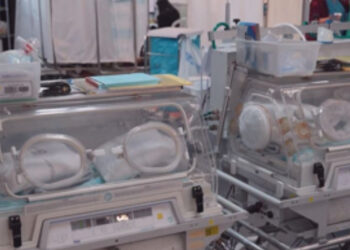 Nëna sjell në jetë trinjaket në një spital nëntokësor në Iran