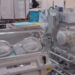 Nëna sjell në jetë trinjaket në një spital nëntokësor në Iran