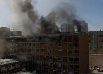 U godit nga raketat iraniane, re tymi ngrihen në një nga spitalet kryesore izraelite