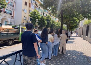 Maturantët protestojnë përballë Ministrisë së Arsimit: Kërkojnë transparencë dhe drejtësi në vlerësimin e provimeve