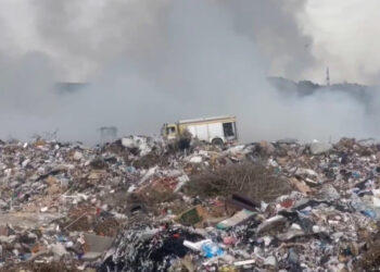 Pëfshihet sërish nga flakët fusha e mbetjeve në Vlorë