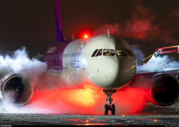 Avionit të Wizz Air i shpohet goma në pistë: Shqiptarët ngecin me orë në Pisa, askush s’mban përgjegjësi