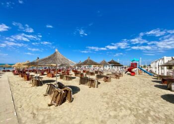 Zaptuan plazhin publik, sekuestrohen 70 çadra në Durrës