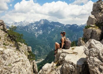 Shqipëria, një nga destinacionet më të mira për udhëtime solo aventuriere në 2025